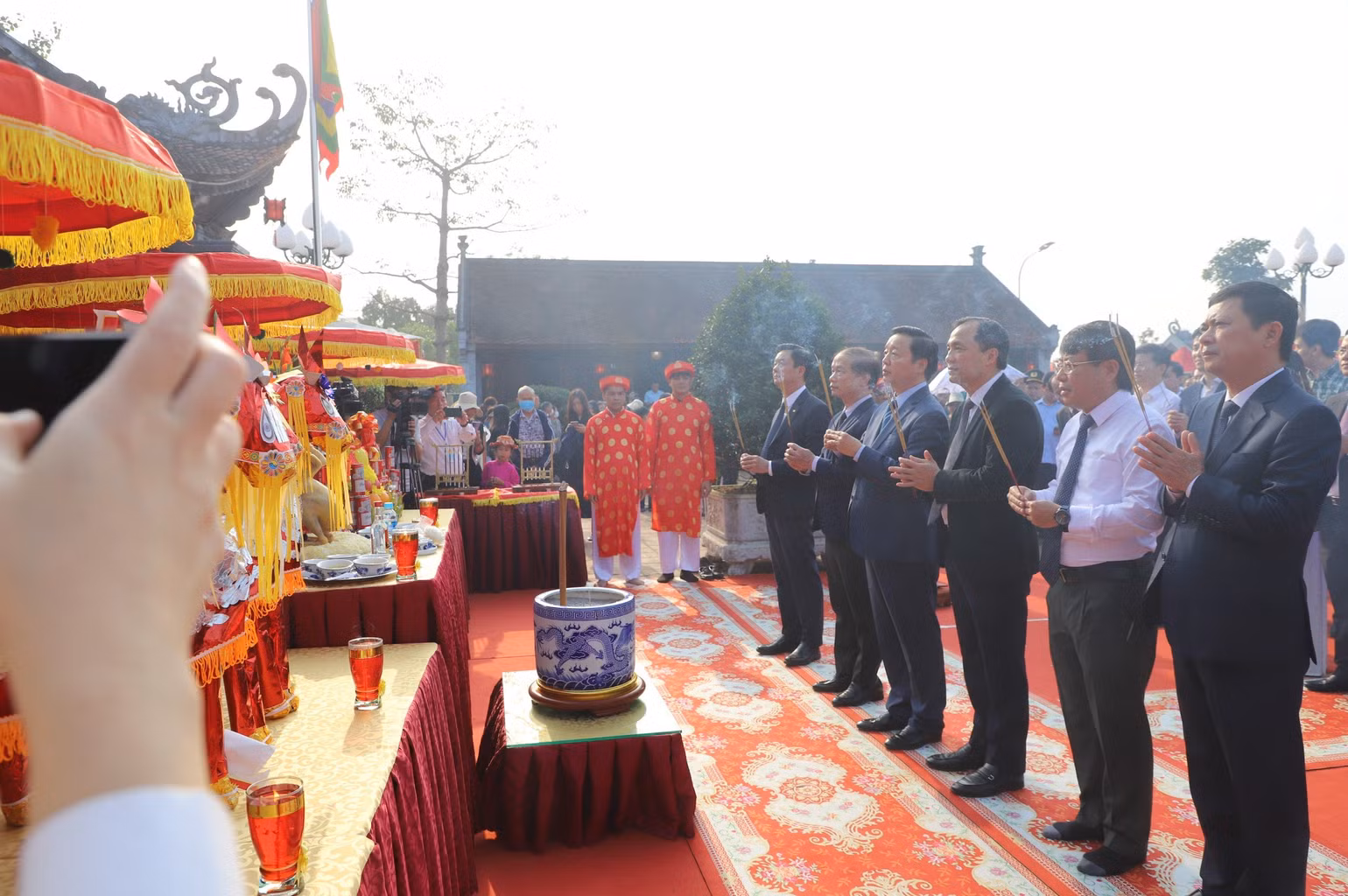 Phó Thủ tướng Chính phủ Trần Hồng Hà cùng các vị đại biểu thực hiện nghi thức tế lễ.