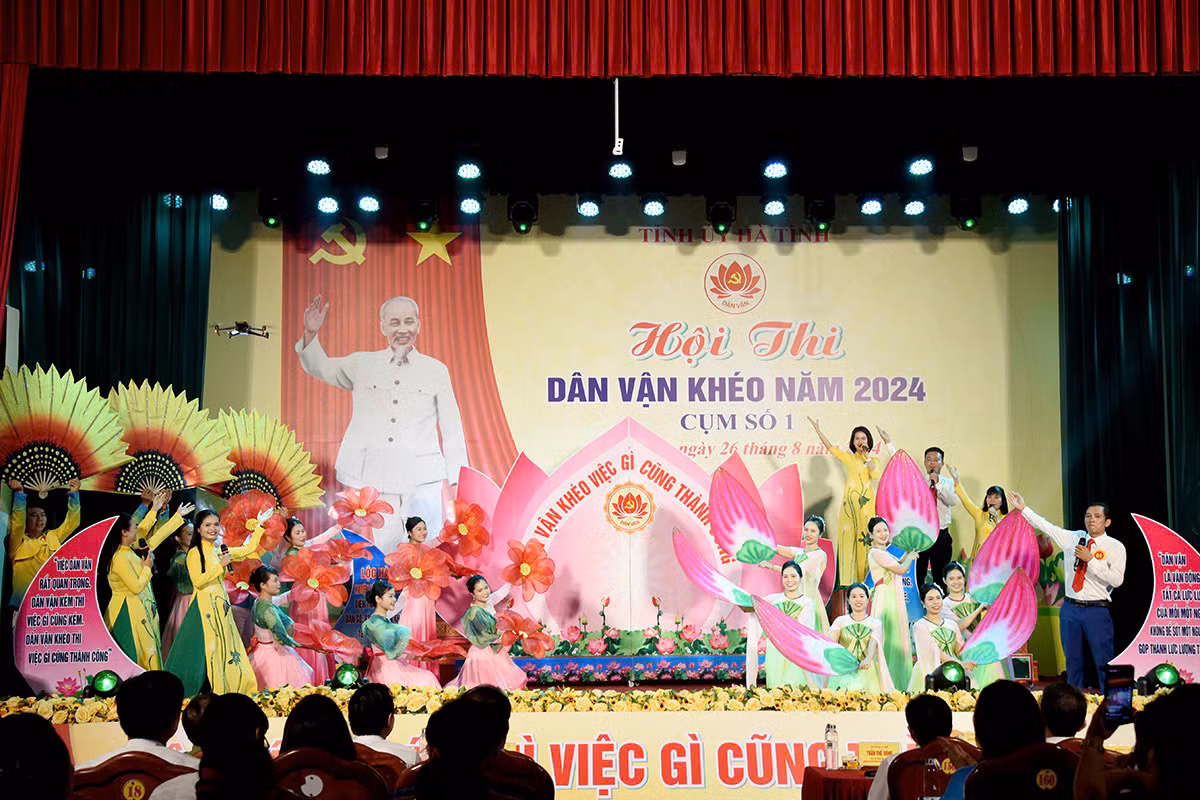 ...và lan tỏa trong đời sống, sinh hoạt hằng ngày của các tầng lớp nhân dân trên địa bàn. ...và lan tỏa trong đời sống, sinh hoạt hằng ngày của các tầng lớp nhân dân trên địa bàn.