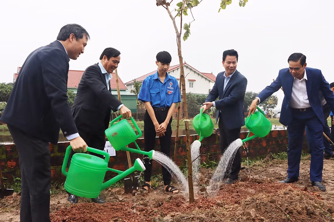 Sau phần lễ, đại biểu và người dân địa phương đã tham gia trồng 300 cây hoa ban tại xã Cẩm Quan.