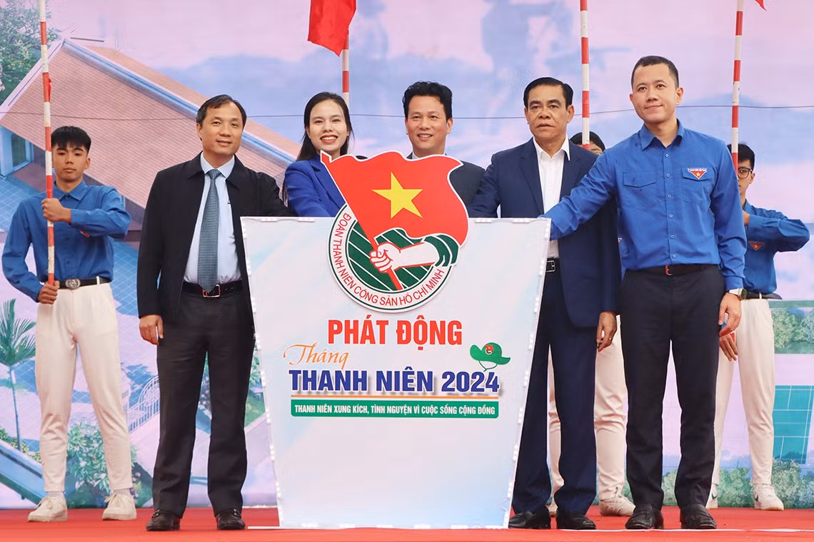 Các đại biểu chứng kiến và thực hiện nghi thức ấn nút phát động ra quân Tết trồng cây xuân Giáp Thìn 2024 và phát động Tháng Thanh niên năm 2024.