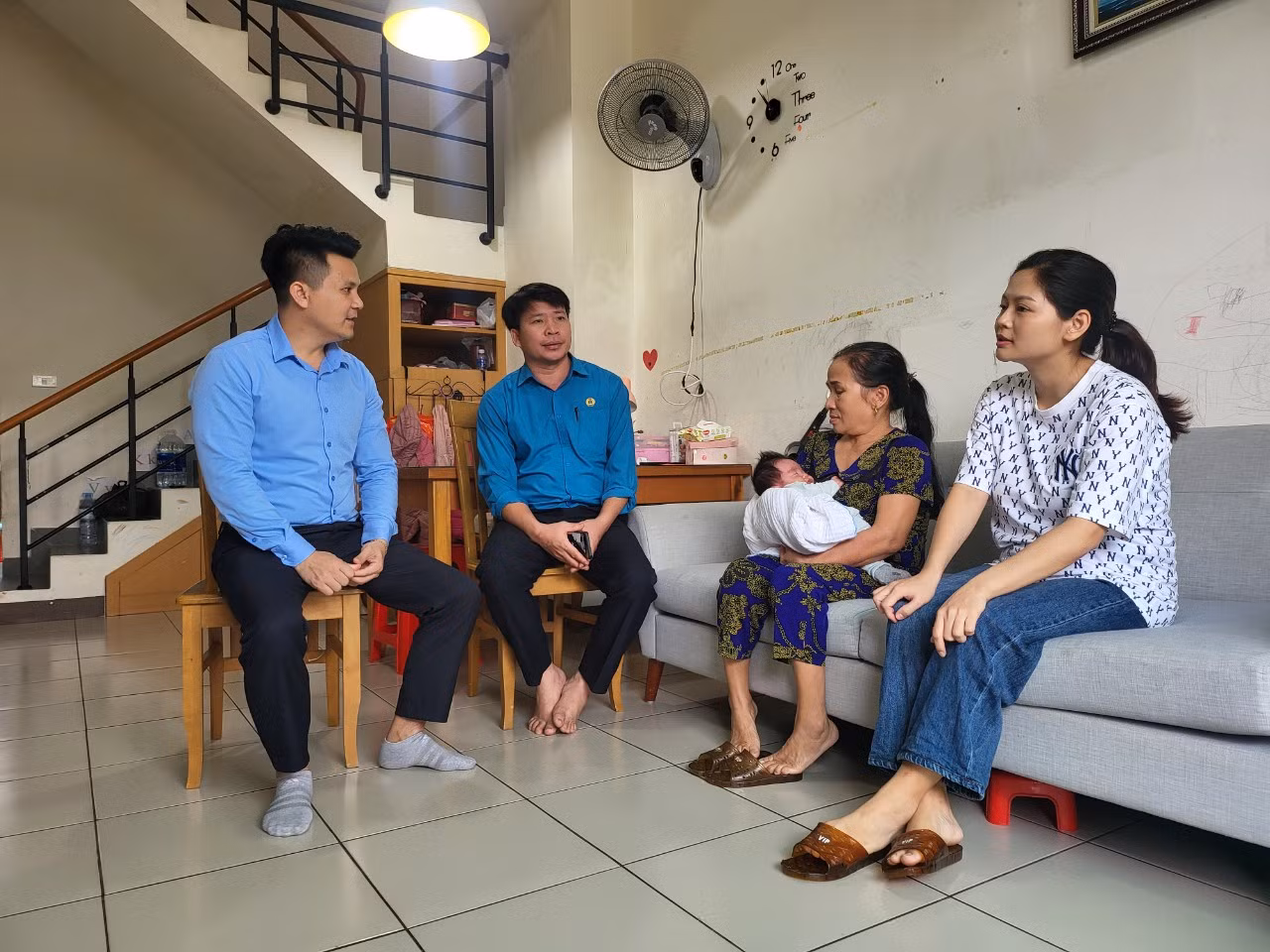Đại diện lãnh đạo Công đoàn Khu kinh tế Hà Tĩnh đến thăm hỏi gia đình các đoàn viên trước dịp Tết Nguyên đán.