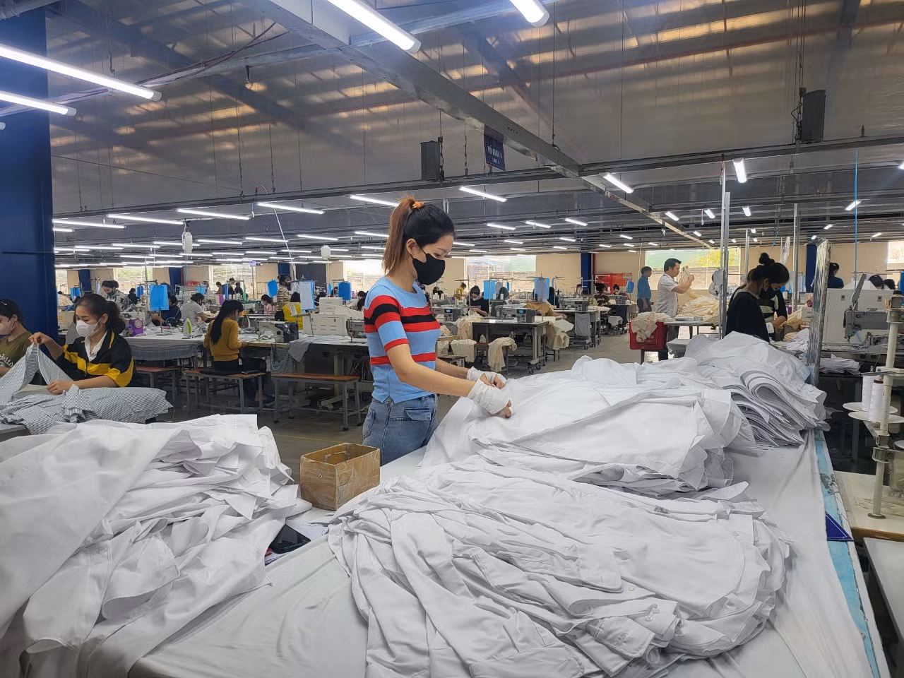 Không khí lao động khẩn trương tại xí nghiệp may 10 Hà Tĩnh.