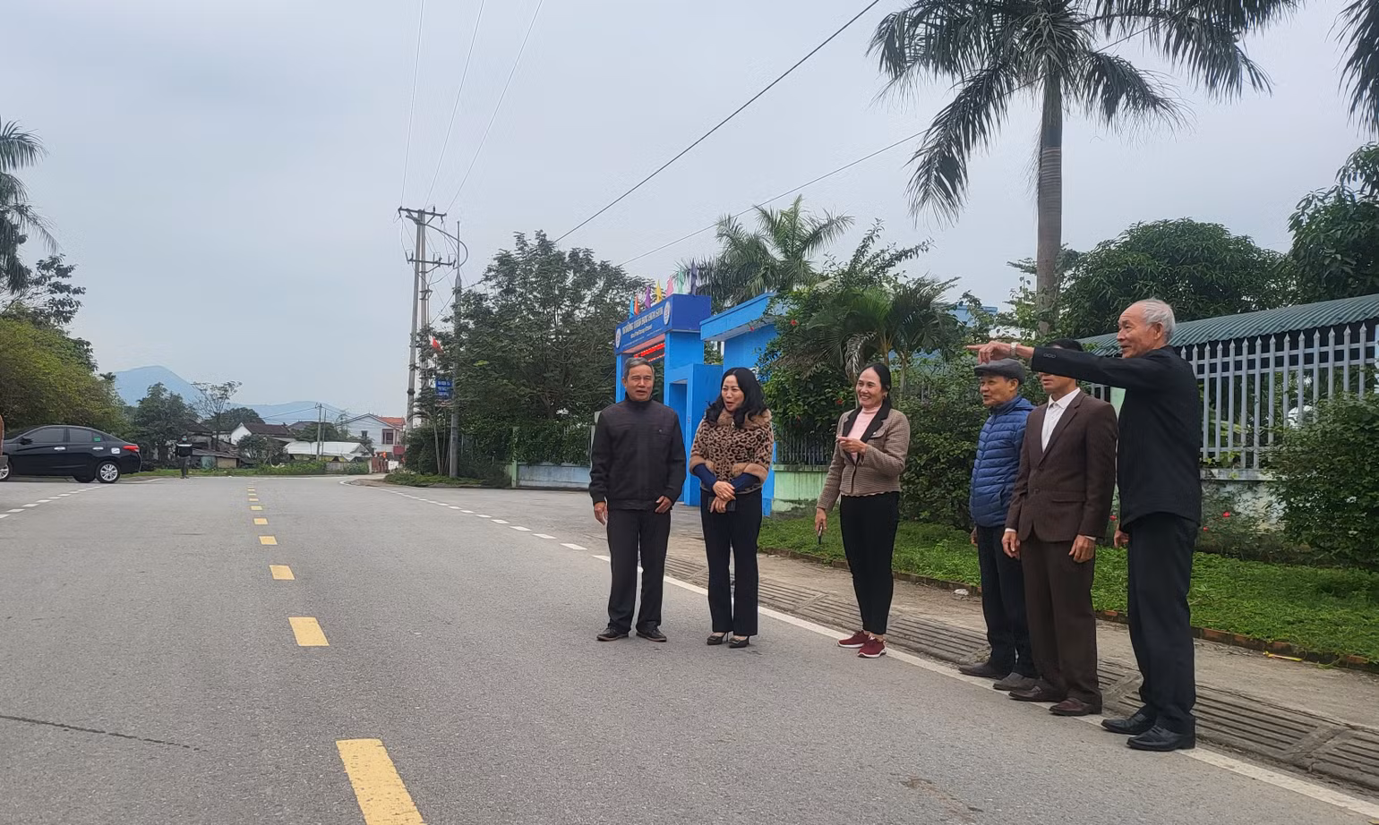 Các đồng chí đảng viên chi bộ tổ dân phố Hưng Nhân, phường Hưng Trí (thị xã Kỳ Anh) tự hào với con đường được mở rộng nhờ ý Đảng, lòng dân. Các đồng chí đảng viên chi bộ tổ dân phố Hưng Nhân, phường Hưng Trí (thị xã Kỳ Anh) tự hào với con đường được mở rộng nhờ ý Đảng, lòng dân.