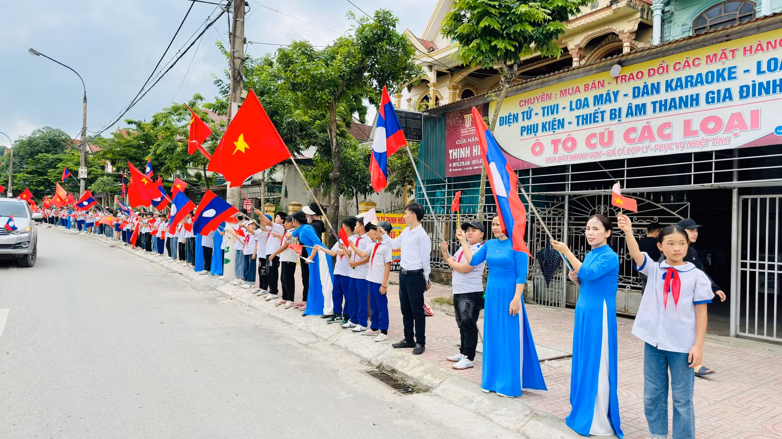 Đông đảo các tầng lớp nhân dân ở Hương Sơn (Hà Tĩnh) đón các anh về đất mẹ.
