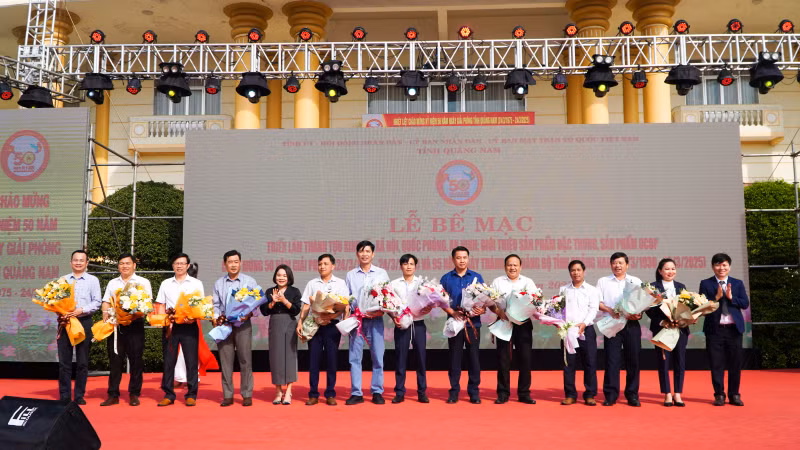 Lãnh đạo tỉnh Quảng Nam tặng hoa cho 17 huyện, thị, thành tham gia triển lãm.