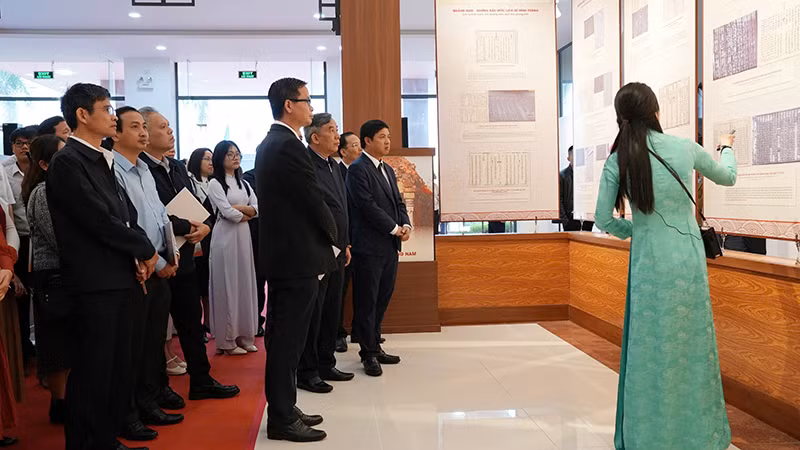 Lãnh đạo tỉnh Quảng Nam cùng các đại biểu tham quan triển lãm “Dấu ấn lịch sử Quảng Nam qua tài liệu lưu trữ nhân kỷ niệm 50 năm Ngày Giải phóng Quảng Nam (24/3/1975-24/3/2025)”.
