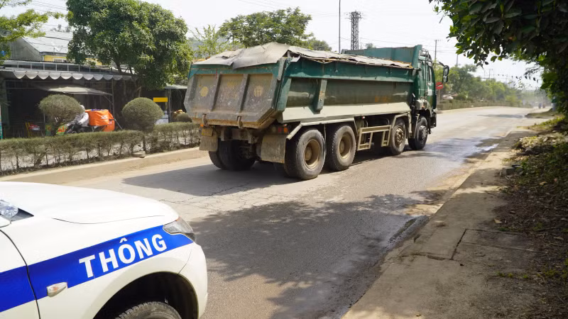 Phòng Cảnh sát giao thông Công an tỉnh Quảng Nam đã yêu cầu các doanh nghiệp vận tải thực hiện nghiêm các quy định của pháp luật trong quá trình vận chuyển đất, đồng thời tăng cường tuần tra kiểm soát, xử lý vi phạm trật tự an toàn giao thông. Phòng Cảnh sát giao thông Công an tỉnh Quảng Nam đã yêu cầu các doanh nghiệp vận tải thực hiện nghiêm các quy định của pháp luật trong quá trình vận chuyển đất, đồng thời tăng cường tuần tra kiểm soát, xử lý vi phạm trật tự an toàn giao thông.