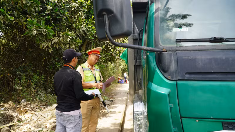 Từ ngày 4 đến ngày 11/4, đã phát hiện lập biên bản xử lý 20 trường hợp xe chở đất vi phạm trật tự an toàn giao thông ngay sau khi Báo Nhân Dân có bài phản ánh. Từ ngày 4 đến ngày 11/4, đã phát hiện lập biên bản xử lý 20 trường hợp xe chở đất vi phạm trật tự an toàn giao thông ngay sau khi Báo Nhân Dân có bài phản ánh.