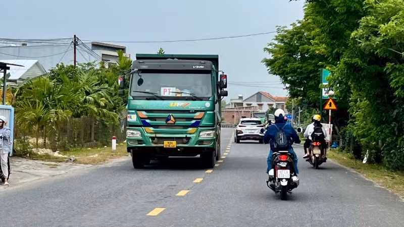 Thời gian qua, trên tuyến đường ĐT616 xuất hiện rất nhiều xe tải chở đất chạy với mật độ dày trên tuyến.