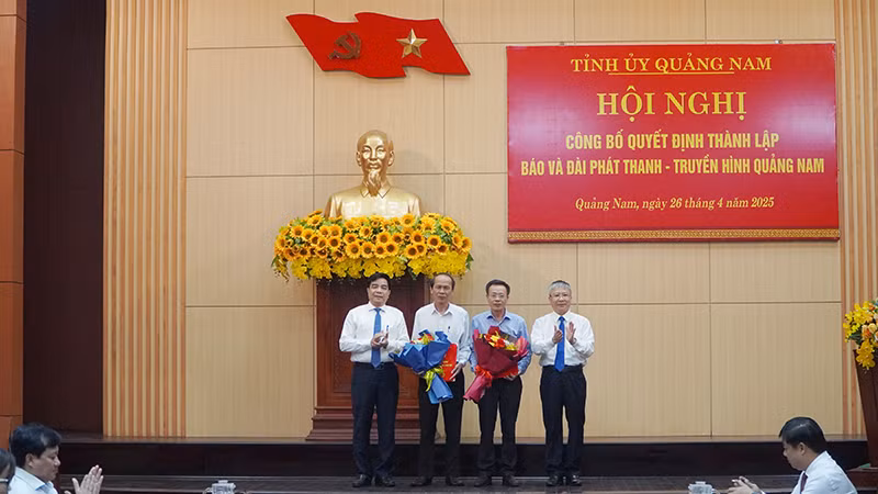 Lãnh đạo tỉnh Quảng Nam trao quyết định nghỉ hưu theo chế độ với ông Lê Văn Nhi và ông Nguyễn Kim Sơn. Lãnh đạo tỉnh Quảng Nam trao quyết định nghỉ hưu theo chế độ với ông Lê Văn Nhi và ông Nguyễn Kim Sơn.