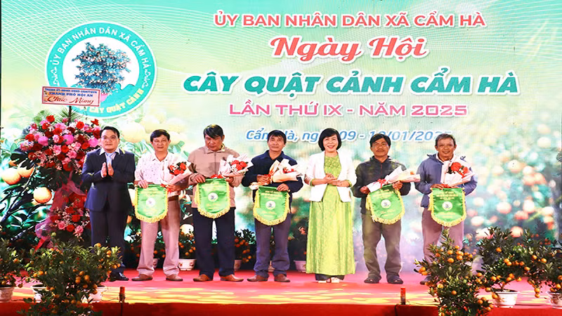 Lãnh đạo xã Cẩm Hà (thành phố Hội An) tặng cờ lưu niệm cho các đơn vị tham gia ngày hội. Lãnh đạo xã Cẩm Hà (thành phố Hội An) tặng cờ lưu niệm cho các đơn vị tham gia ngày hội.