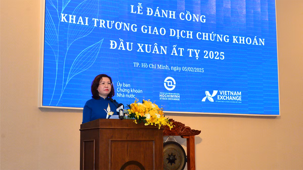 Chủ tịch Ủy ban Chứng khoán Nhà nước Vũ Thị Chân Phương phát biểu tại buổi lễ. Chủ tịch Ủy ban Chứng khoán Nhà nước Vũ Thị Chân Phương phát biểu tại buổi lễ.