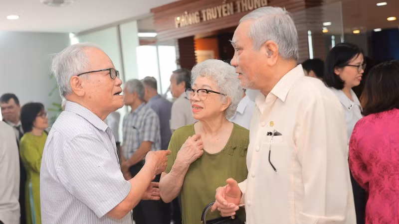 Những khoảnh khắc gặp gỡ xúc động. (Ảnh: Hoài Nam/Vietnam+)