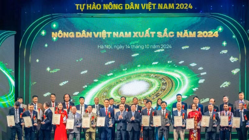 Phó Trưởng ban Thường trực Ban Tuyên giáo Trung ương Lại Xuân Môn và Phó Trưởng Ban Thường trực Ban Dân vận Trung ương Phạm Tất Thắng trao Bằng công nhận và Cúp vinh danh, tặng các nông dân Việt Nam xuất sắc.
