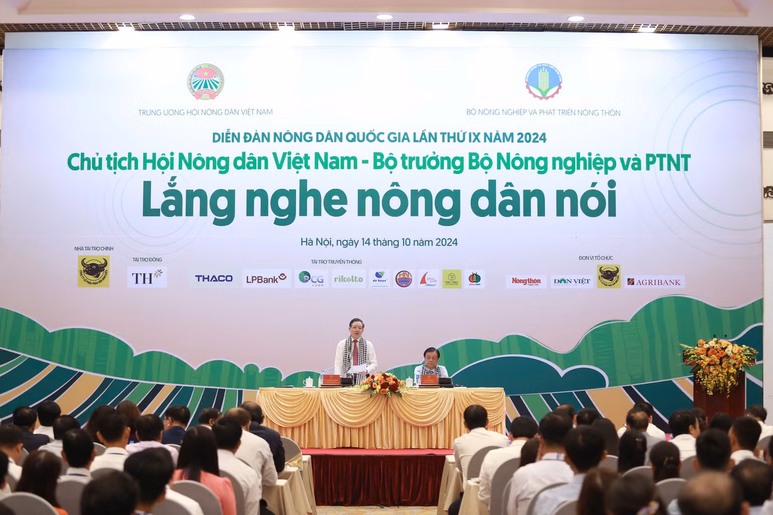 Chủ tịch Hội Nông dân Việt Nam Lương Quốc Đoàn giải đáp những thắc mắc và trăn trở của người nông dân. Chủ tịch Hội Nông dân Việt Nam Lương Quốc Đoàn giải đáp những thắc mắc và trăn trở của người nông dân.