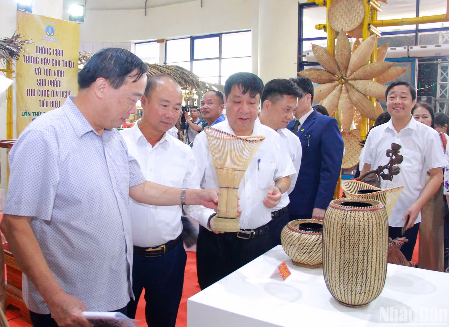 Các đại biểu tham quan các gian hàng trưng bày tại hội chợ.
