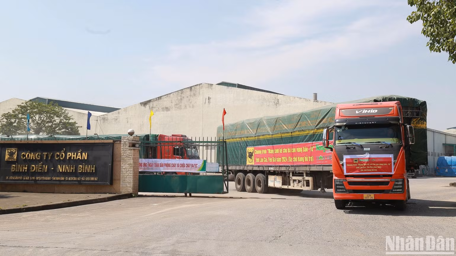 Đoàn xe xuất phát tại Công ty Cổ phần phân bón Bình Điền mang sinh kế cho bà con vùng bị ảnh hưởng do bão số 3 Lào Cai, Yên Bái.