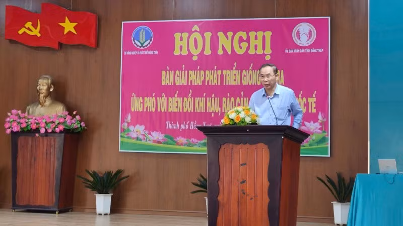 Thứ trưởng Nông nghiệp và Phát triển nông thôn Phùng Đức Tiến cho rằng, để có con cá tra da trơn hoàn hảo đạt chất lượng sạch bệnh từ ao nuôi đến xuất khẩu, trước nhất Bộ Nông nghiệp và Phát triển nông thôn đề nghị các địa phương quản lý chặt các cơ sở sản xuất giống cá tra. Thứ trưởng Nông nghiệp và Phát triển nông thôn Phùng Đức Tiến cho rằng, để có con cá tra da trơn hoàn hảo đạt chất lượng sạch bệnh từ ao nuôi đến xuất khẩu, trước nhất Bộ Nông nghiệp và Phát triển nông thôn đề nghị các địa phương quản lý chặt các cơ sở sản xuất giống cá tra.