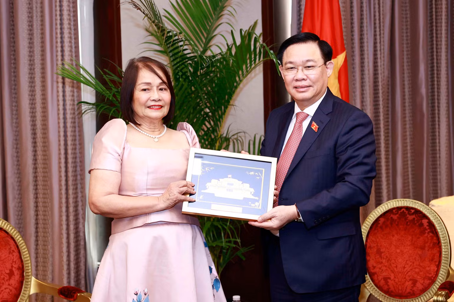 Chủ tịch Quốc hội Vương Đình Huệ tặng quà lưu niệm tặng bà Corazon Manalyaon, Thống đốc tỉnh Davao. (Ảnh: Doãn Tấn/TTXVN)