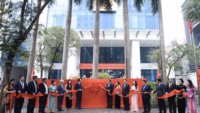 Thủ tướng Phạm Minh Chính và các đồng chí lãnh đạo thực hiện nghi thức gắn biển tên Bộ Dân tộc và Tôn giáo. (Ảnh: TRẦN HẢI) Thủ tướng Phạm Minh Chính và các đồng chí lãnh đạo thực hiện nghi thức gắn biển tên Bộ Dân tộc và Tôn giáo. (Ảnh: TRẦN HẢI)