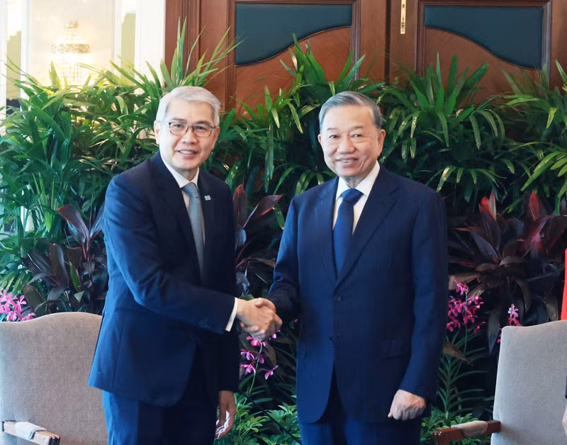 Tổng Bí thư Tô Lâm tiếp ông Lim Ming Yan, Chủ tịch Liên đoàn Doanh nghiệp Singapore (SBF). (Ảnh: TTXVN) Tổng Bí thư Tô Lâm tiếp ông Lim Ming Yan, Chủ tịch Liên đoàn Doanh nghiệp Singapore (SBF). (Ảnh: TTXVN)
