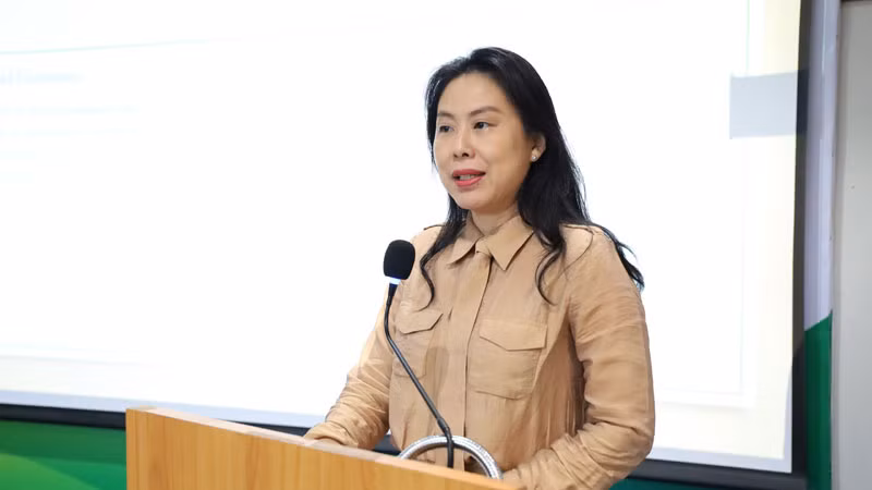 Bà Hồ Thị Quyên, Phó Giám đốc Trung tâm Xúc tiến Thương mại và Đầu tư Thành phố Hồ Chí Minh phát biểi tại hội thảo.