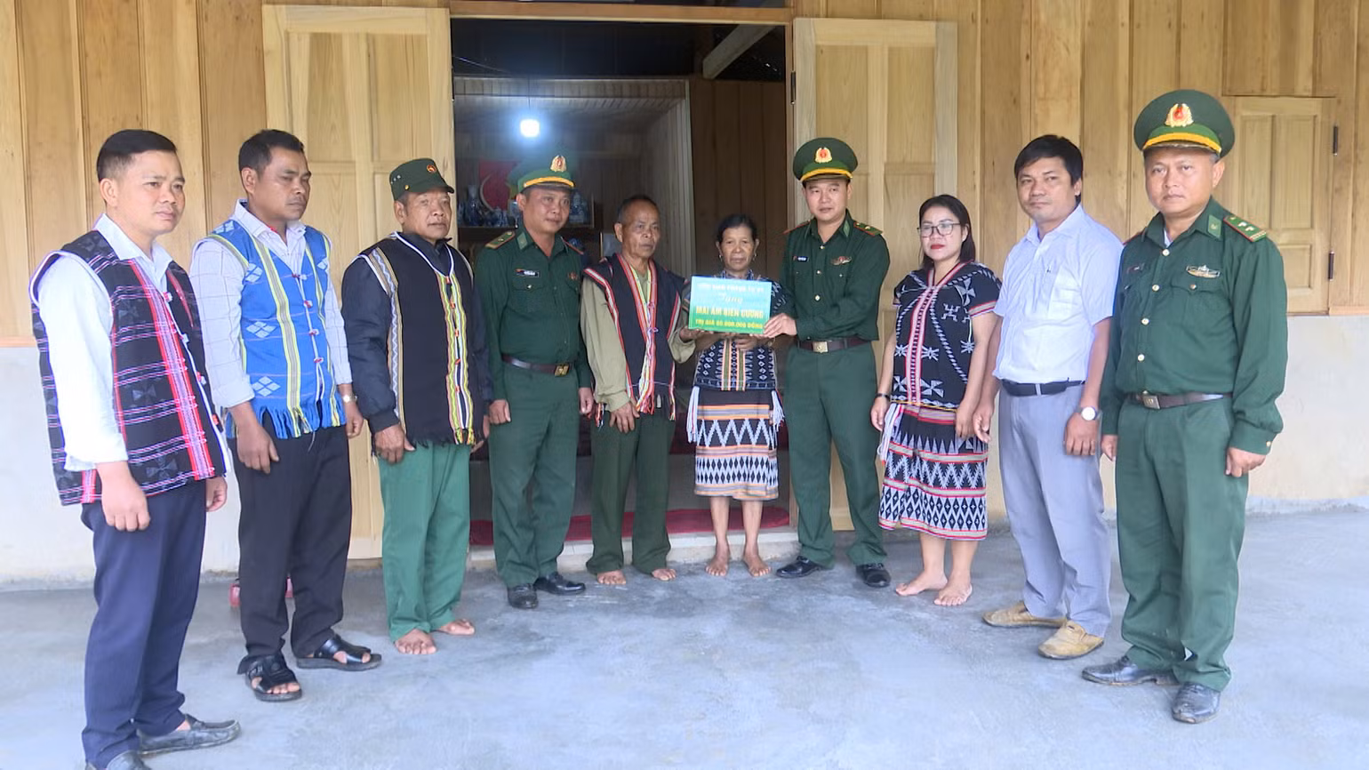 Thiếu tá Nguyễn Đức Vỹ, Phó Bí thư Đảng ủy xã Tr’hy (đứng thứ 4 bên trái) cùng đồn Biên Phòng trao mái ấm biên cương cho người dân biên giới. Thiếu tá Nguyễn Đức Vỹ, Phó Bí thư Đảng ủy xã Tr’hy (đứng thứ 4 bên trái) cùng đồn Biên Phòng trao mái ấm biên cương cho người dân biên giới.