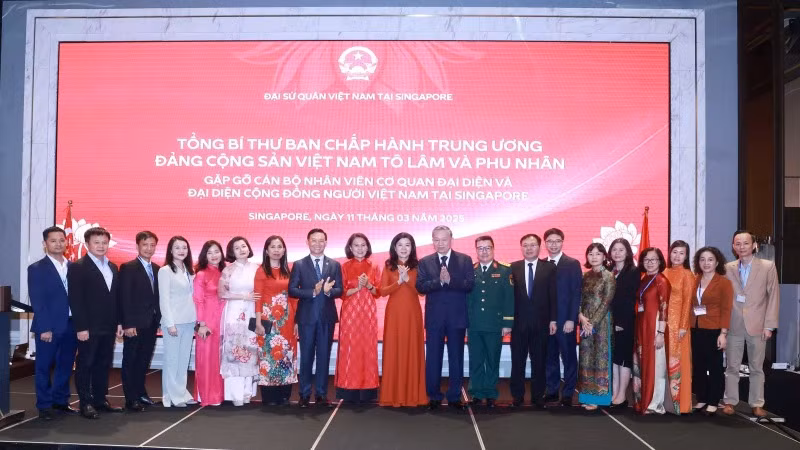 Tổng Bí thư Tô Lâm và Phu nhân cùng Đoàn đại biểu cấp cao Việt Nam đã có cuộc gặp gỡ, trò chuyện với cán bộ, nhân viên Đại sứ quán và hơn 200 bà con đại diện cộng đồng người Việt Nam tại Singapore. (Ảnh: TTXVN)