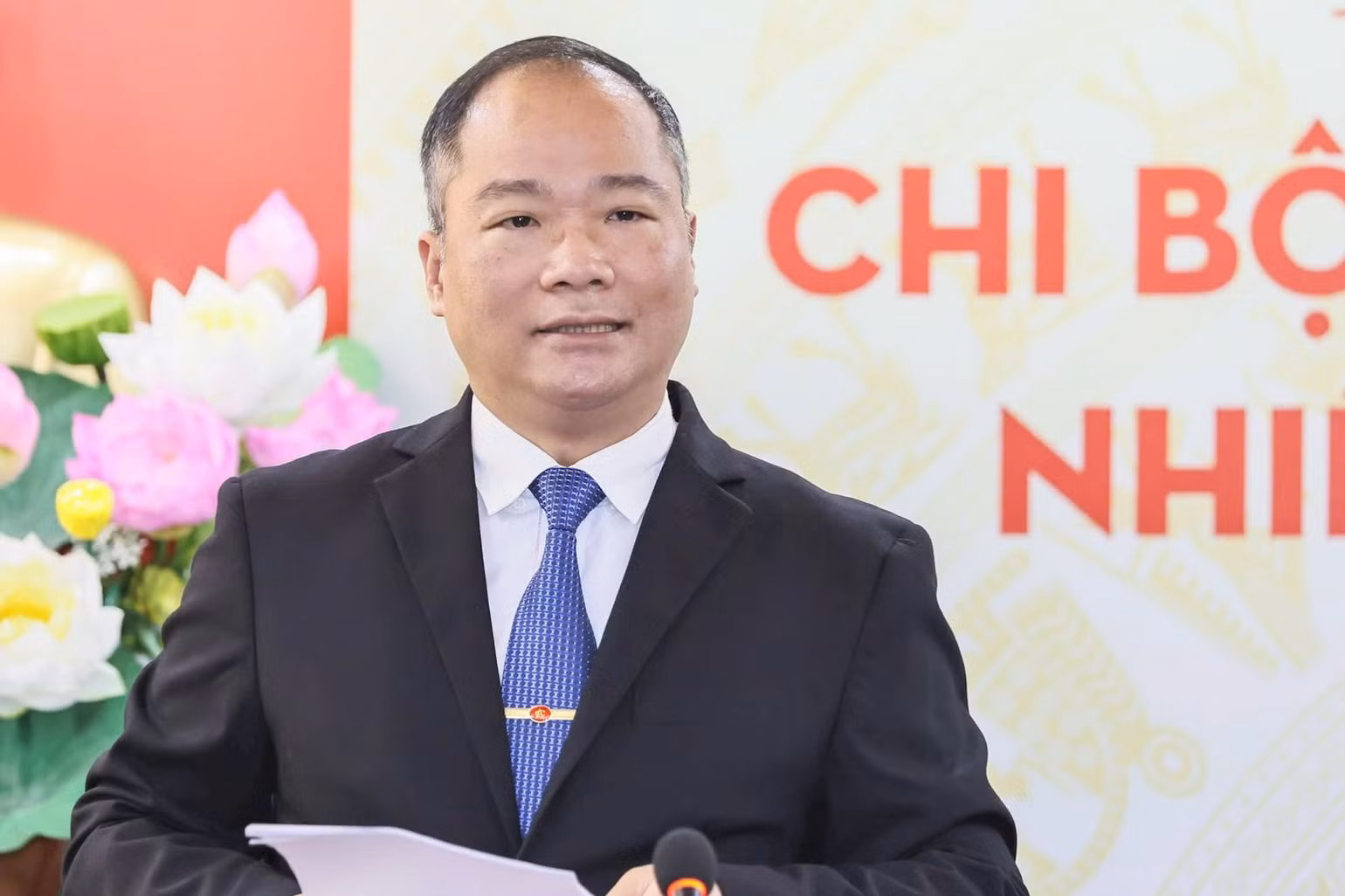 Nhà báo Nguyễn Đăng Khang, Phó Tổng Biên tập Báo Đại Đoàn Kết, trình bày báo cáo tổng kết công tác chi bộ nhiệm kỳ 2022-2025, phương hướng nhiệm vụ nhiệm kỳ 2025-2027. (Ảnh: Quang Vinh) Nhà báo Nguyễn Đăng Khang, Phó Tổng Biên tập Báo Đại Đoàn Kết, trình bày báo cáo tổng kết công tác chi bộ nhiệm kỳ 2022-2025, phương hướng nhiệm vụ nhiệm kỳ 2025-2027. (Ảnh: Quang Vinh)