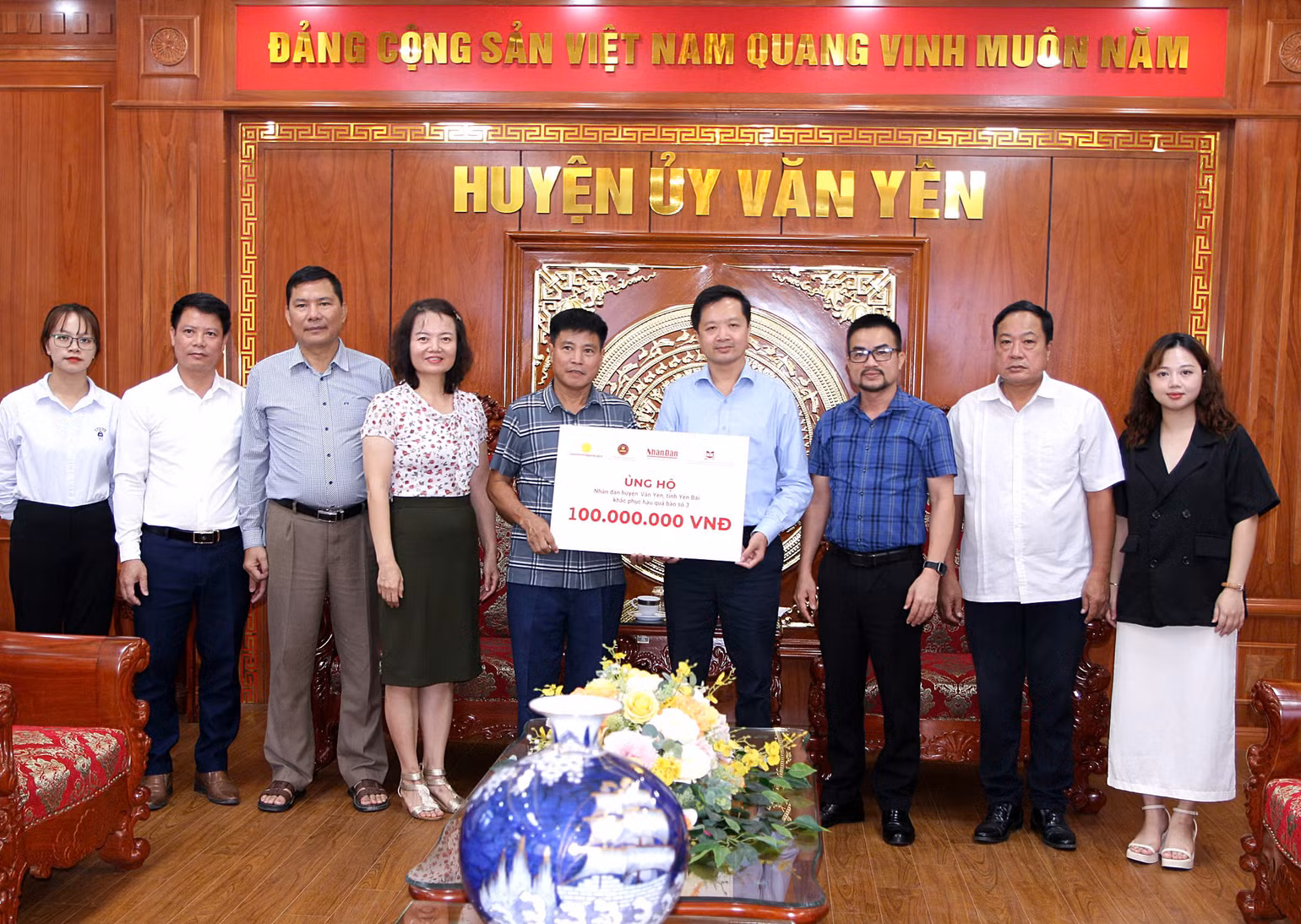 Đại diện Báo Nhân Dân, các nhà tài trợ và lãnh đạo Ủy ban nhân dân huyện Văn Yên, tỉnh Yên Bái, trao và nhận biểu trưng hỗ trợ nhân dân huyện Văn Yên, tỉnh Yên Bái. (Ảnh: THANH SƠN) Đại diện Báo Nhân Dân, các nhà tài trợ và lãnh đạo Ủy ban nhân dân huyện Văn Yên, tỉnh Yên Bái, trao và nhận biểu trưng hỗ trợ nhân dân huyện Văn Yên, tỉnh Yên Bái. (Ảnh: THANH SƠN)