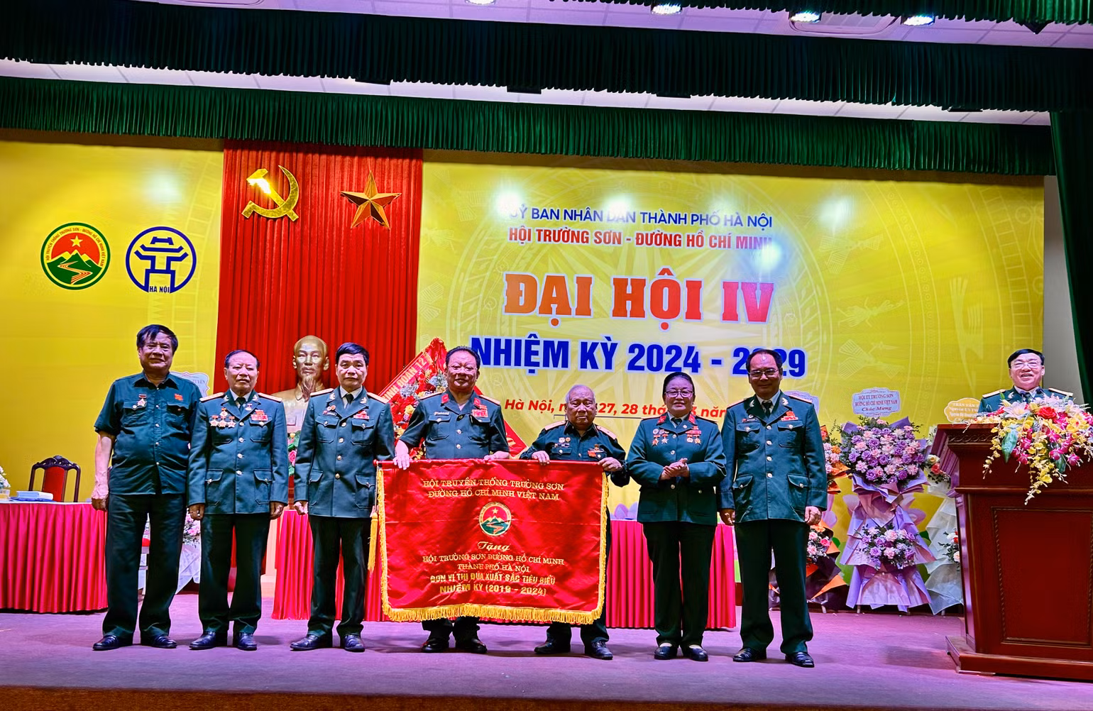Thiếu tướng Võ Sở, Chủ tịch Hội Truyền thống Trường Sơn-Đường Hồ Chí Minh Việt Nam trao cờ Đơn vị thi đua xuất sắc tiêu biểu cho Hội Truyền thống Trường Sơn-Đường Hồ Chí Minh thành phố Hà Nội. Thiếu tướng Võ Sở, Chủ tịch Hội Truyền thống Trường Sơn-Đường Hồ Chí Minh Việt Nam trao cờ Đơn vị thi đua xuất sắc tiêu biểu cho Hội Truyền thống Trường Sơn-Đường Hồ Chí Minh thành phố Hà Nội.