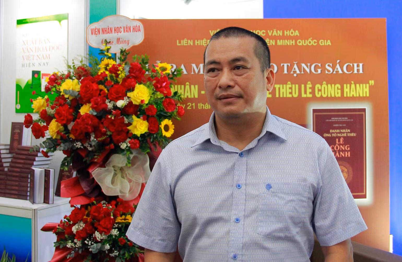 Nhà văn Nguyễn Xuân Tuấn chia sẻ về những phát hiện mới xoay quanh thân thế, cuộc đời của "Ông tổ nghề thêu". Nhà văn Nguyễn Xuân Tuấn chia sẻ về những phát hiện mới xoay quanh thân thế, cuộc đời của "Ông tổ nghề thêu".