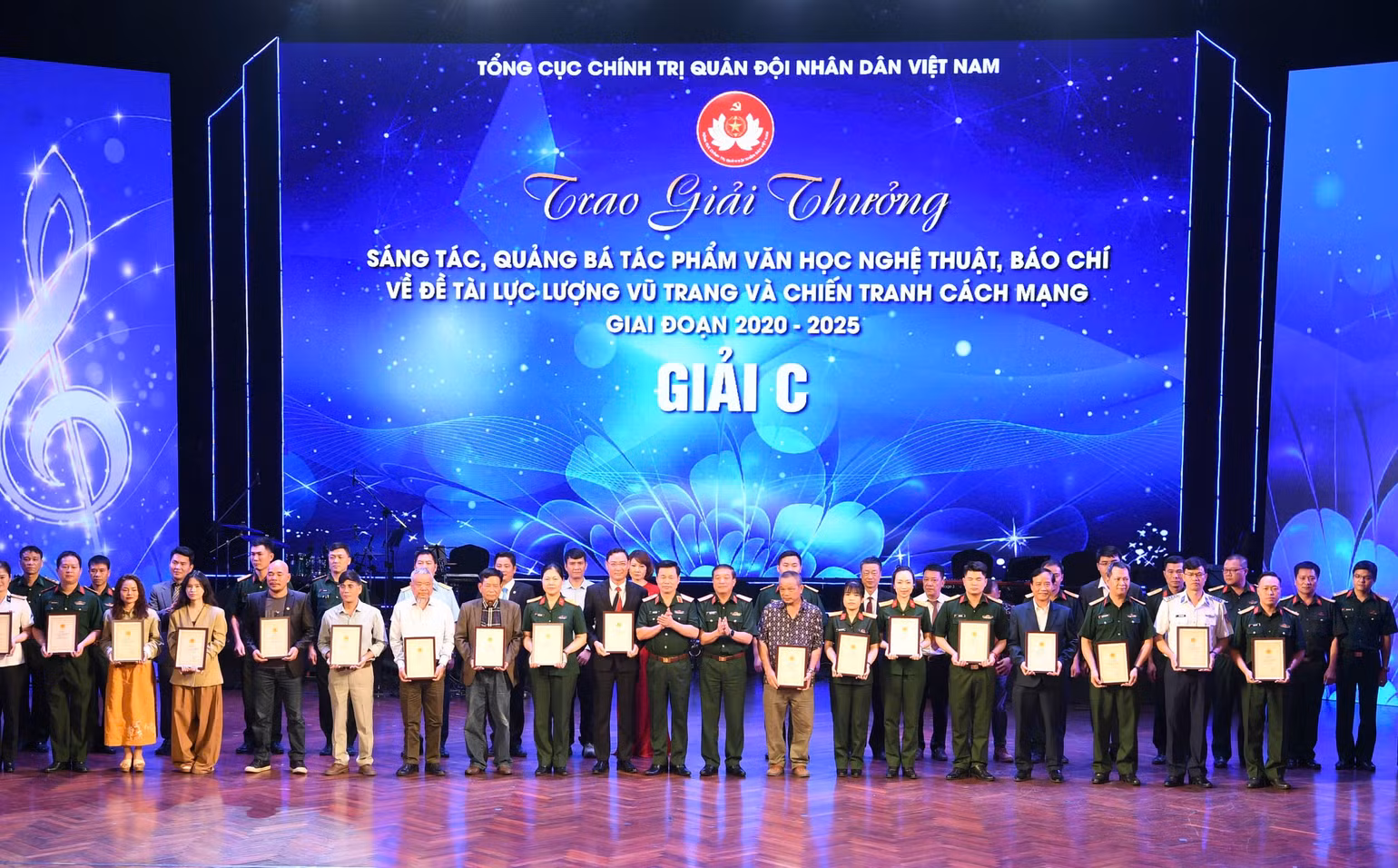 Các tác giả, nhóm tác giả nhận giải C.