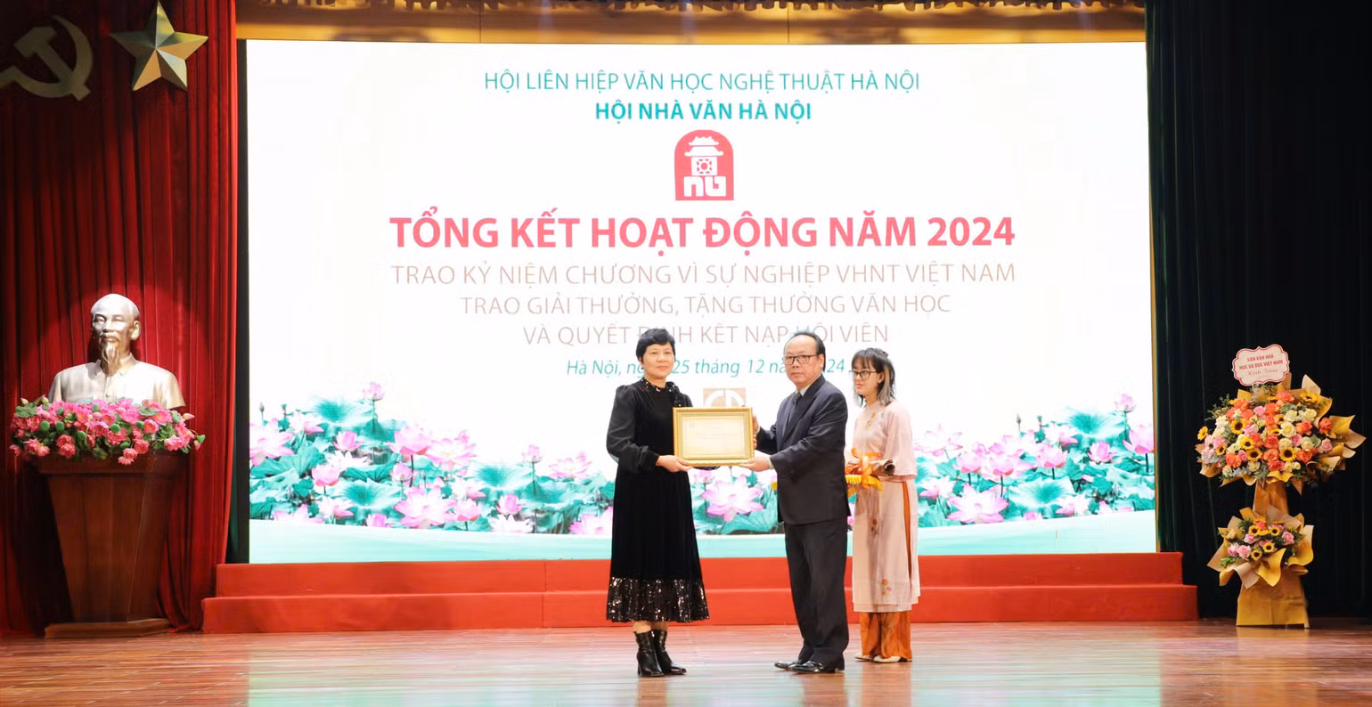 Đại diện gia đình cố nhà văn Lê Lựu nhận tặng thưởng. Đại diện gia đình cố nhà văn Lê Lựu nhận tặng thưởng.