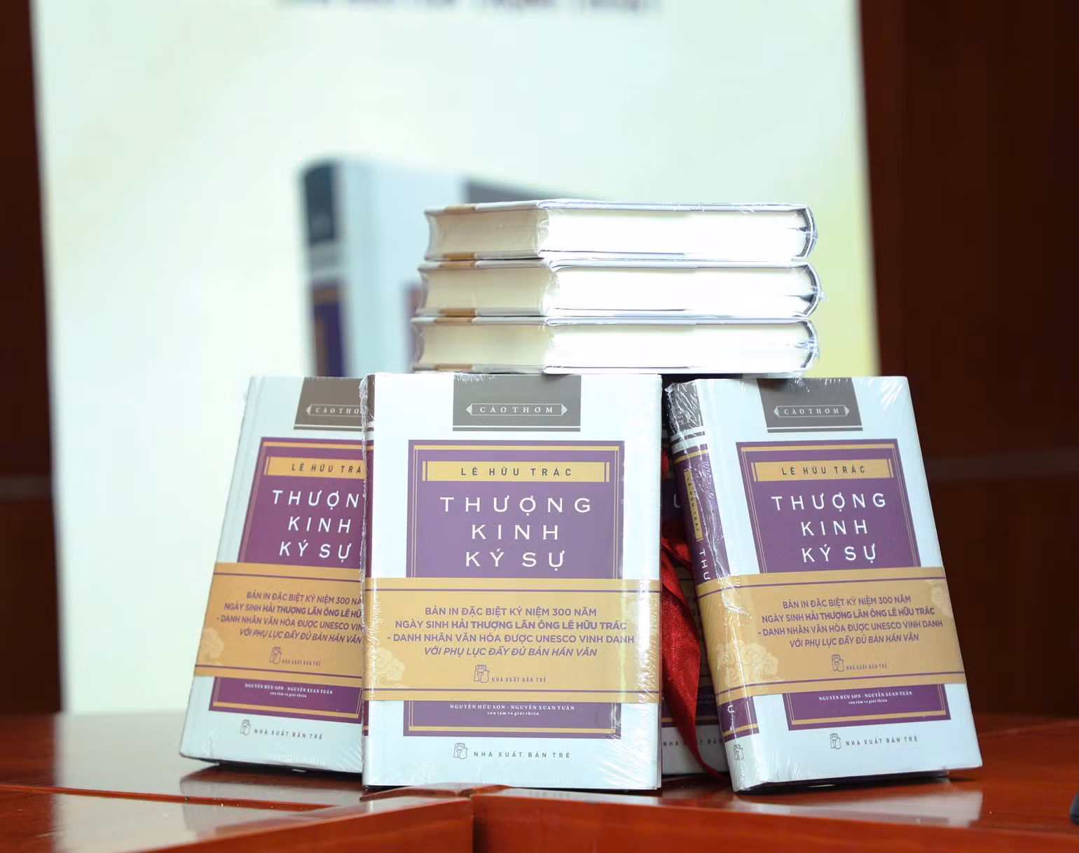Cuốn sách "Thượng Kinh ký sự" do Nguyễn Trọng Thuật dịch (Nguyễn Hữu Sơn-Nguyễn Xuân Tuấn sưu tầm, biên soạn giới thiệu). Cuốn sách "Thượng Kinh ký sự" do Nguyễn Trọng Thuật dịch (Nguyễn Hữu Sơn-Nguyễn Xuân Tuấn sưu tầm, biên soạn giới thiệu).