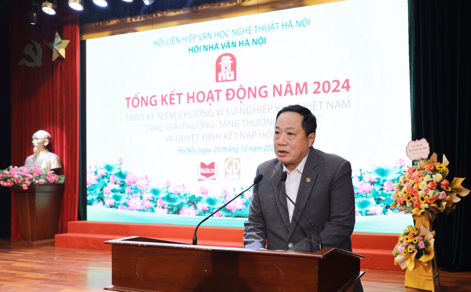 Giám đốc Công ty cổ phần Văn hóa Đọc và Học Việt Nam Nguyễn Ngọc Kim Anh tự hào khi công ty được đồng hành cùng giải thưởng Hội Nhà văn Hà Nội. Giám đốc Công ty cổ phần Văn hóa Đọc và Học Việt Nam Nguyễn Ngọc Kim Anh tự hào khi công ty được đồng hành cùng giải thưởng Hội Nhà văn Hà Nội.