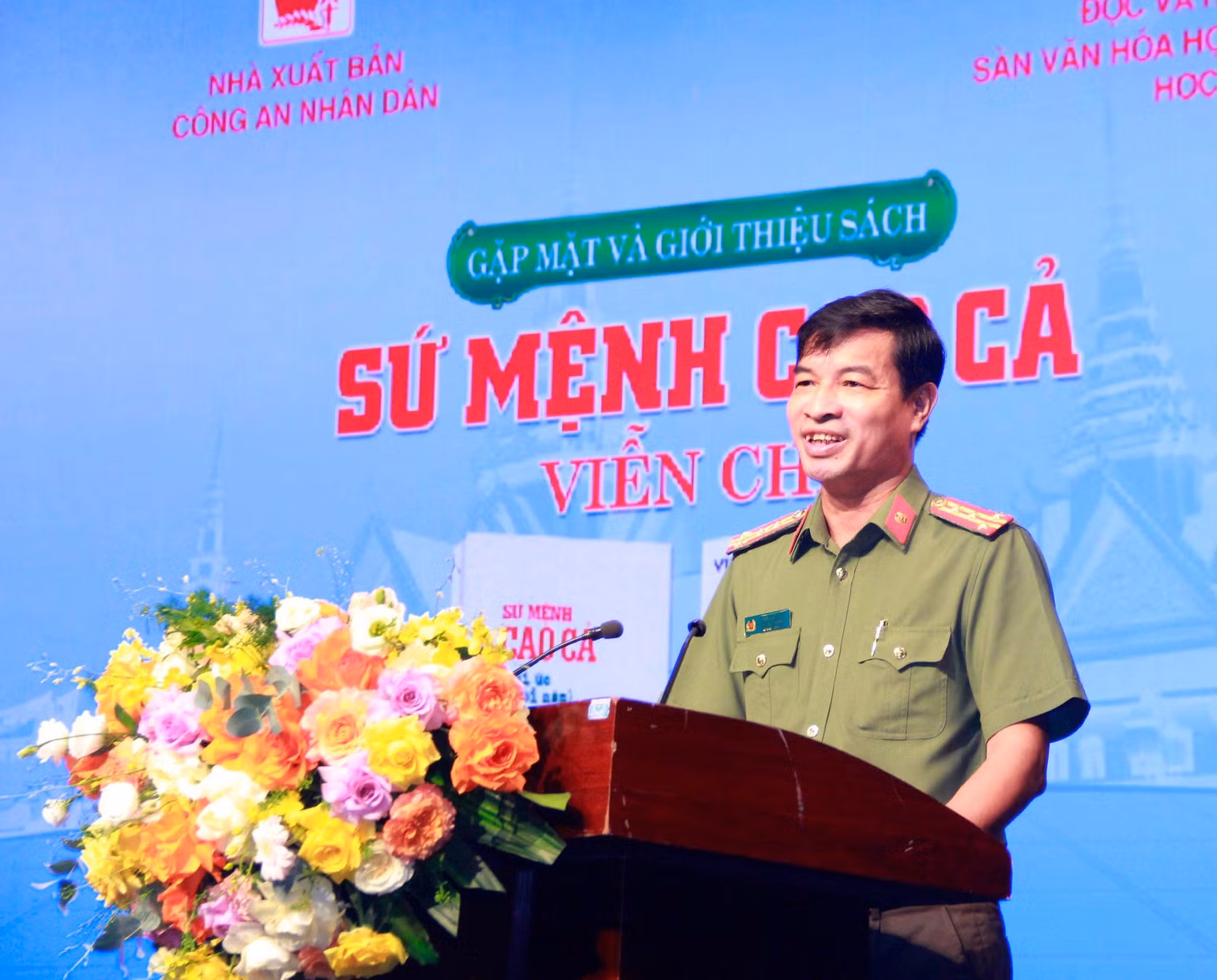 Đại tá Trần Cao Kiều chia sẻ về quá trình ra mắt cuốn sách. Đại tá Trần Cao Kiều chia sẻ về quá trình ra mắt cuốn sách.
