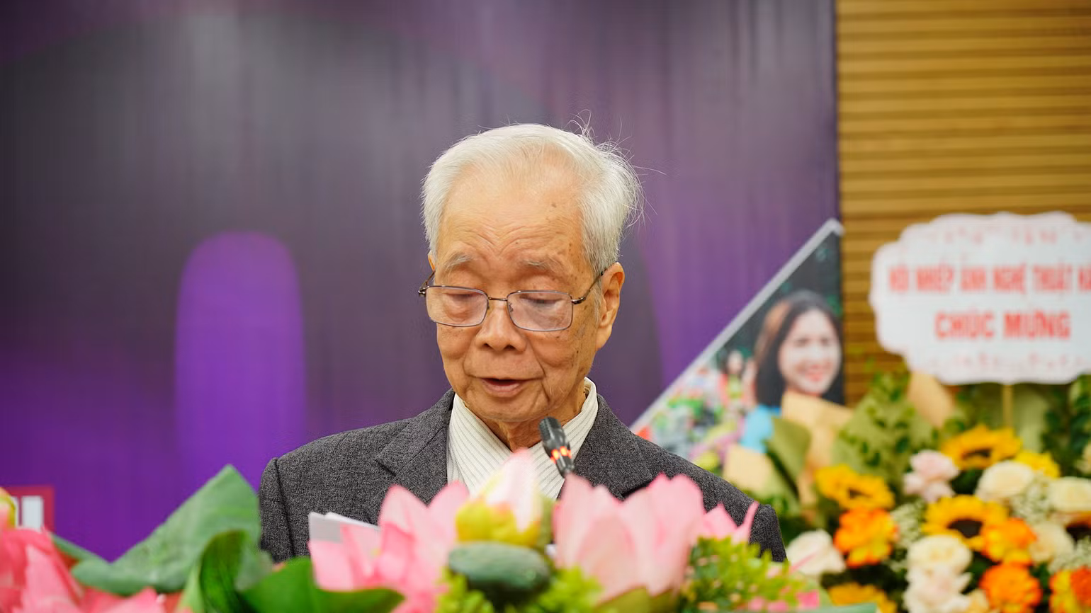 Chủ nhiệm Câu lạc bộ Nhiếp ảnh Người cao tuổi Hà Nội Nguyễn Văn Phúc phát biểu tại buổi lễ. (Ảnh: ĐÀO MINH XUYÊN)