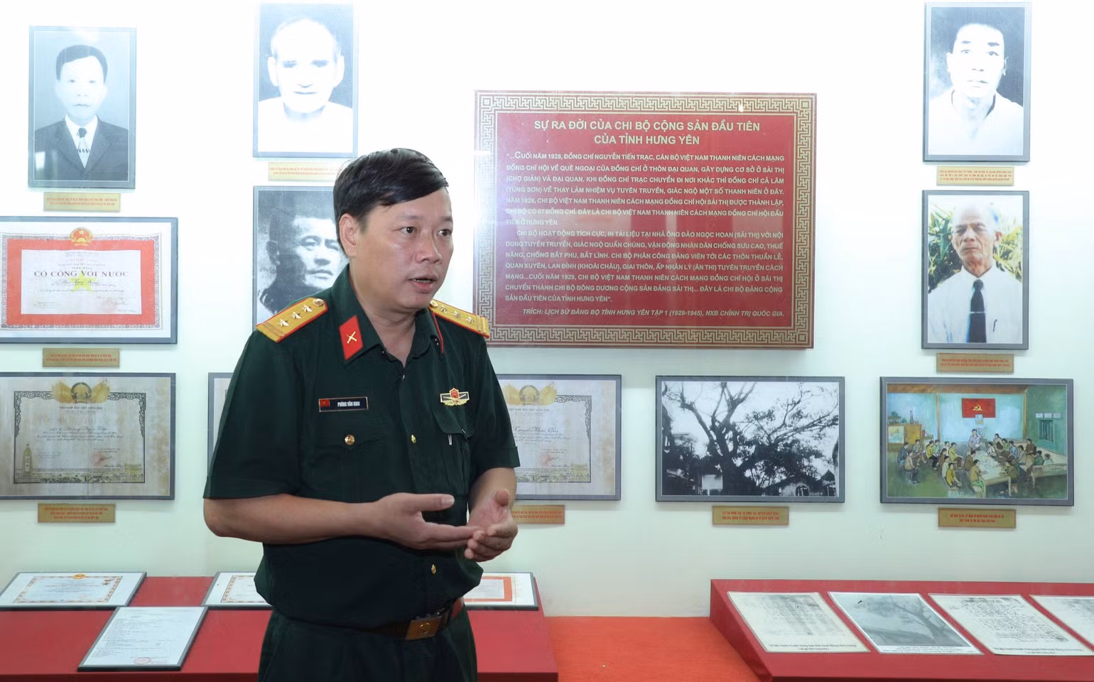 Nhà văn Phùng Văn Khai, Phó Tổng biên tập Tạp chí Văn nghệ Quân đội, đồng Chủ biên cuốn sách chia sẻ hành trình thực hiện cuốn sách. Nhà văn Phùng Văn Khai, Phó Tổng biên tập Tạp chí Văn nghệ Quân đội, đồng Chủ biên cuốn sách chia sẻ hành trình thực hiện cuốn sách.