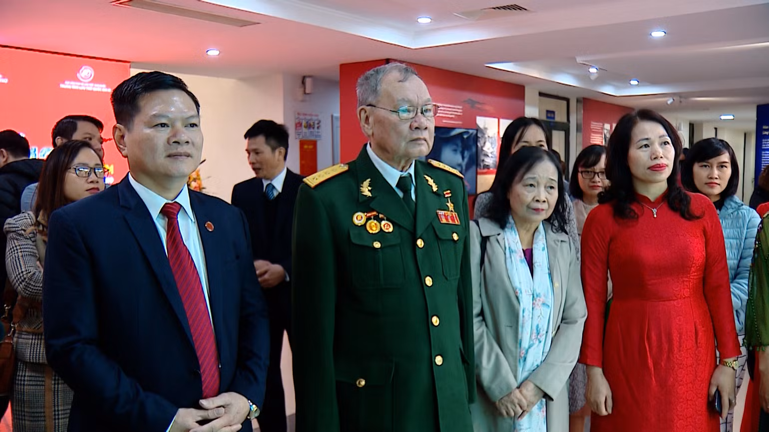 Đại tá Nguyễn Đình Kiên (người mặc quân phục) tham quan một triển lãm tại Hà Nội.