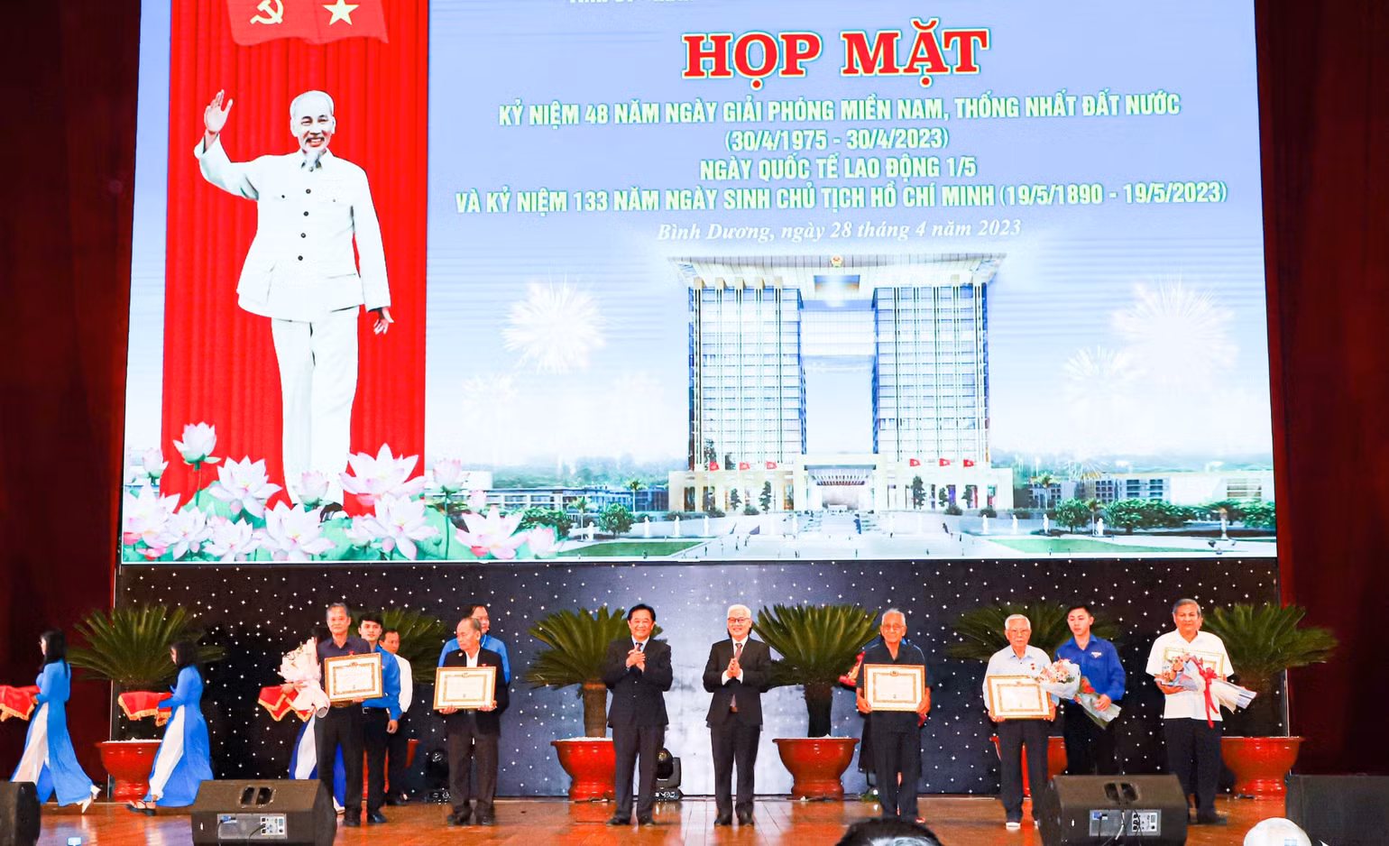Lãnh đạo tỉnh Bình Dương trao tặng Huy hiệu Đảng cho các đồng chí nguyên là lãnh đạo tỉnh Sông Bé, tỉnh Bình Dương.