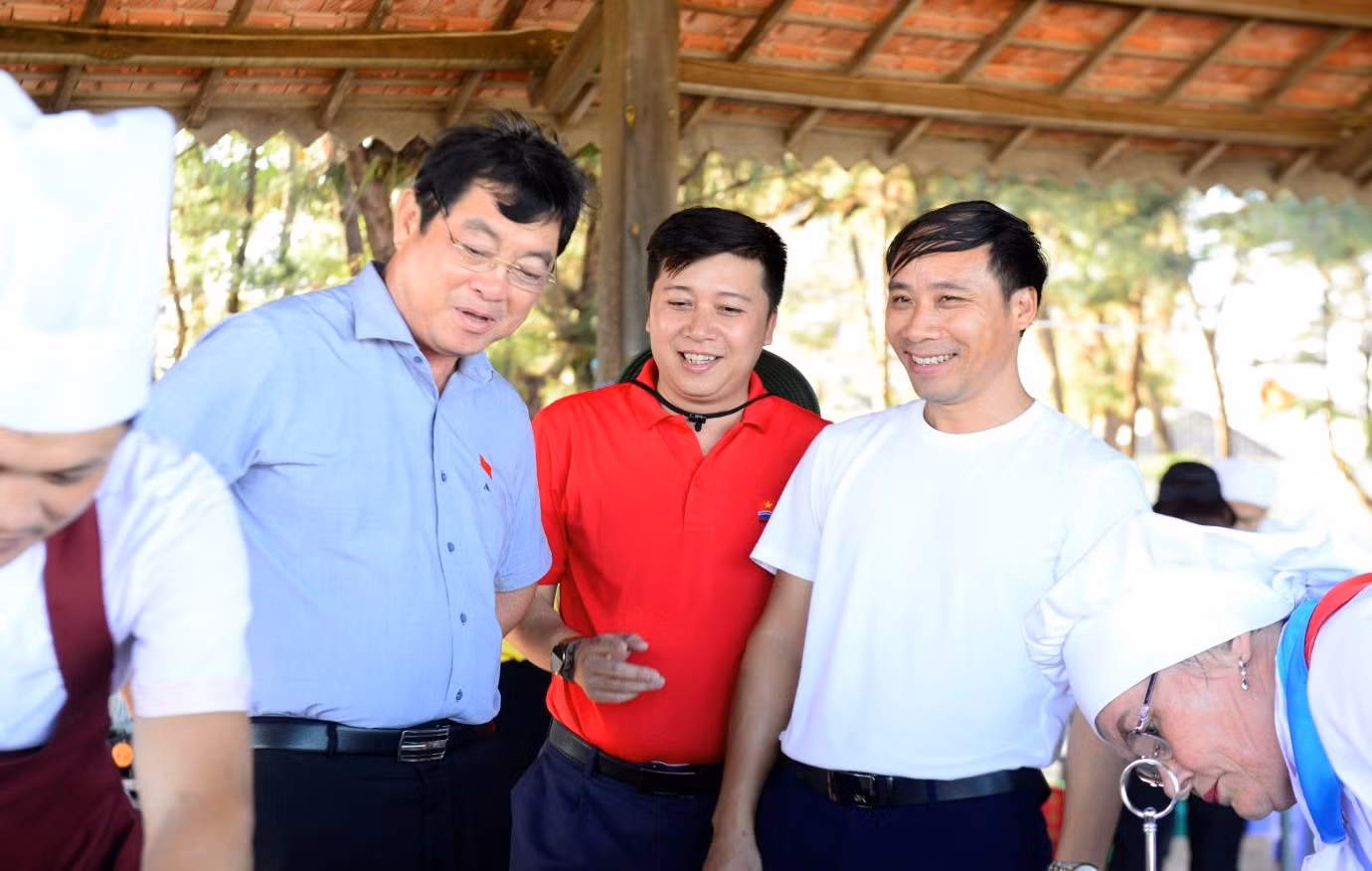 Đồng chí Trần Đình Khoa, Bí thư Thành ủy Vũng Tàu tham quan phần thi Ẩm thực của Tiểu trại Vietsovpetro. Đồng chí Trần Đình Khoa, Bí thư Thành ủy Vũng Tàu tham quan phần thi Ẩm thực của Tiểu trại Vietsovpetro.