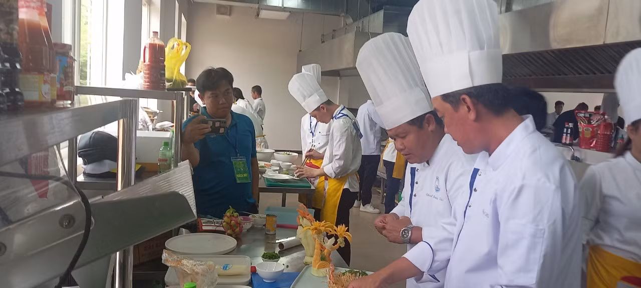 Các đầu bếp chế biến món ăn từ ghẹ Hàm Ninh-Phú Quốc. Các đầu bếp chế biến món ăn từ ghẹ Hàm Ninh-Phú Quốc.