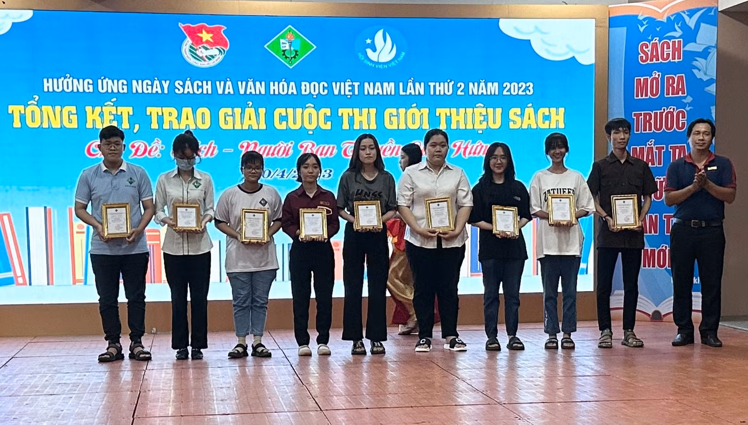 Trao giải Cuộc thi giới thiệu sách với chủ đề: Sách-Người bạn truyền cảm hứng. Trao giải Cuộc thi giới thiệu sách với chủ đề: Sách-Người bạn truyền cảm hứng.