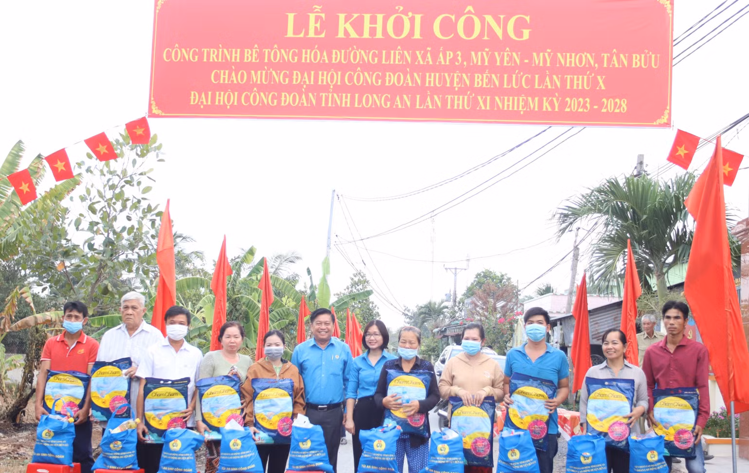 Trao quà cho đoàn viên công đoàn có hoàn cảnh khó khăn xã Mỹ Yên. Trao quà cho đoàn viên công đoàn có hoàn cảnh khó khăn xã Mỹ Yên.