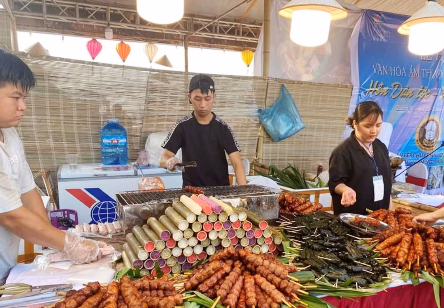 Đầu bếp trình diễn các món ăn hấp dẫn. Đầu bếp trình diễn các món ăn hấp dẫn.