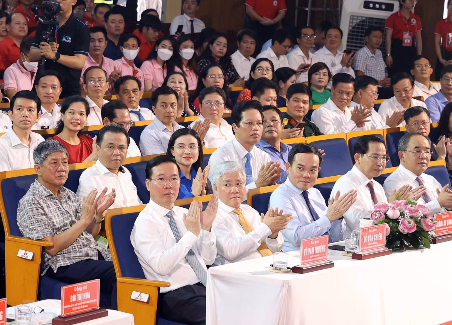 Chủ tịch nước Võ Văn Thưởng và các đại biểu dự Lễ phát động. (Ảnh: TTXVN) Chủ tịch nước Võ Văn Thưởng và các đại biểu dự Lễ phát động. (Ảnh: TTXVN)