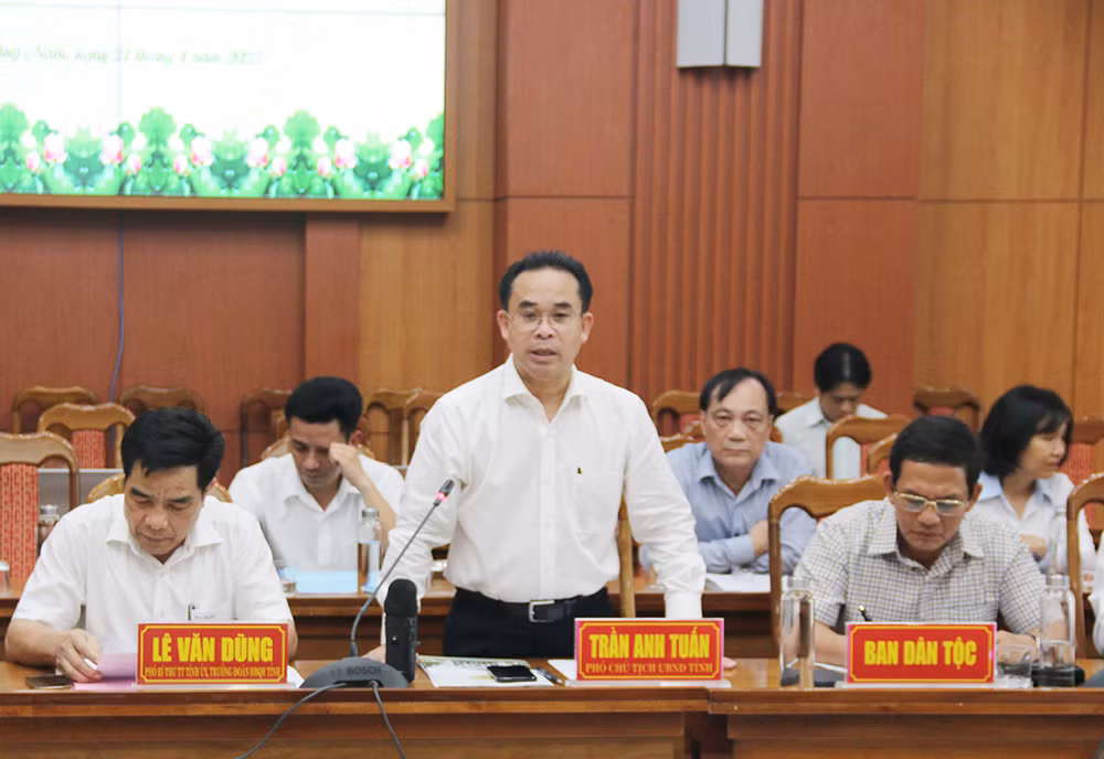 Phó Chủ tịch Ủy ban nhân dân tỉnh Trần Anh Tuấn báo cáo tại buổi làm việc. Phó Chủ tịch Ủy ban nhân dân tỉnh Trần Anh Tuấn báo cáo tại buổi làm việc.