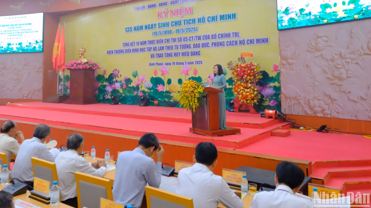 Đồng chí Huỳnh Thị Hằng, Phó Bí thư thường trực Tỉnh ủy, Chủ tịch Hội đồng Nhân dân tỉnh Bình Phước phát biểu tại buổi lễ.