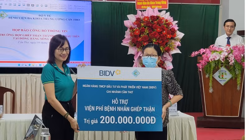 Từ kêu gọi của Ban Công tác xã hội bệnh viện, Ngân hàng BIDV Cần Thơ đã hỗ trợ 200 triệu đồng chi phí cho gia đình bệnh nhân.